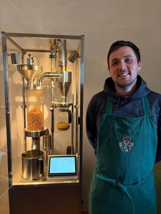 Pražič Matouš a jeho ranní rutina 🌅👨‍🔬➡️☕🔥 📸 “To vlevo na fotce není stroj času… Ale je pravda, že tě přenese do úplně...