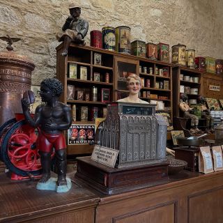 Díky naší velké vášni ke sběratelství jsme se nakonec rozhodli pražit kávu ☕️ U nás na 🏰 můžete tedy vidět i expozici...