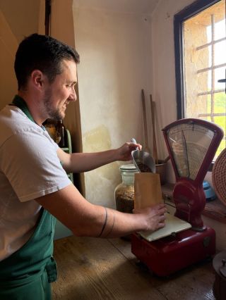 Cesta kávy po jejím upražení: 1️⃣ Nejdřív to přesně navážíme - protože u nás se nešidí ani váha, ani chuť. 2️⃣ Pak přijde...